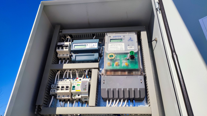 Электрощит с установленными счётчиками и автоматами