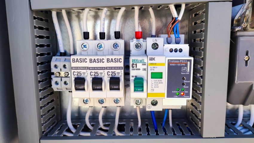 Модульные автоматические выключатели и контроллер связи в щите