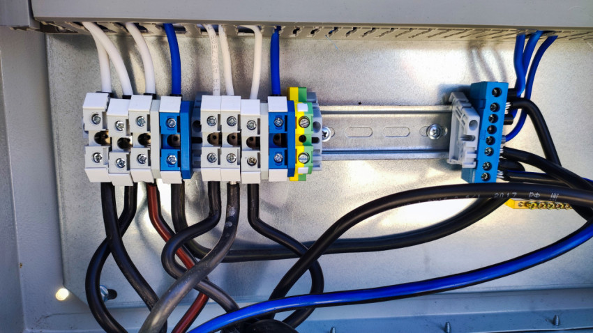 Клеммные блоки и кабельные вводы в распределительном шкафу