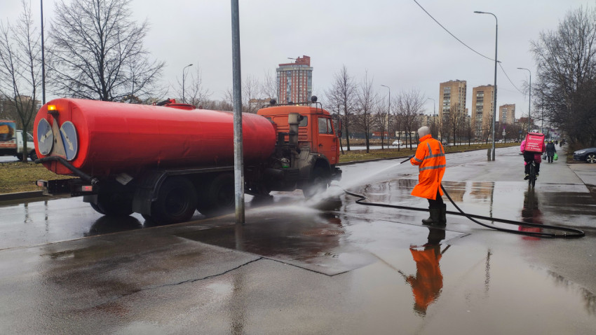 Уборка улицы коммунальной техникой в жилом районе
