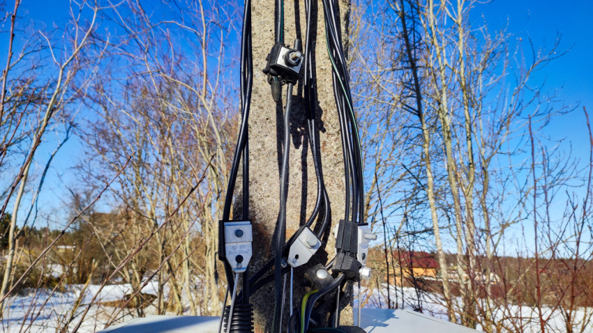 Воздушная линия электропередачи на опоре с ответвлениями