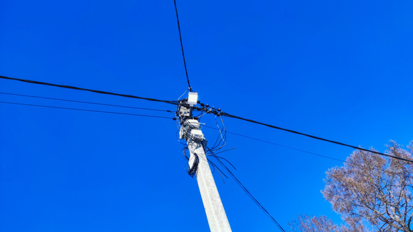 Опора воздушной линии с распределительными коробками и проводами