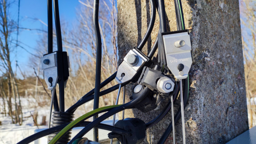 Узел крепления и ответвления кабеля на бетонной опоре