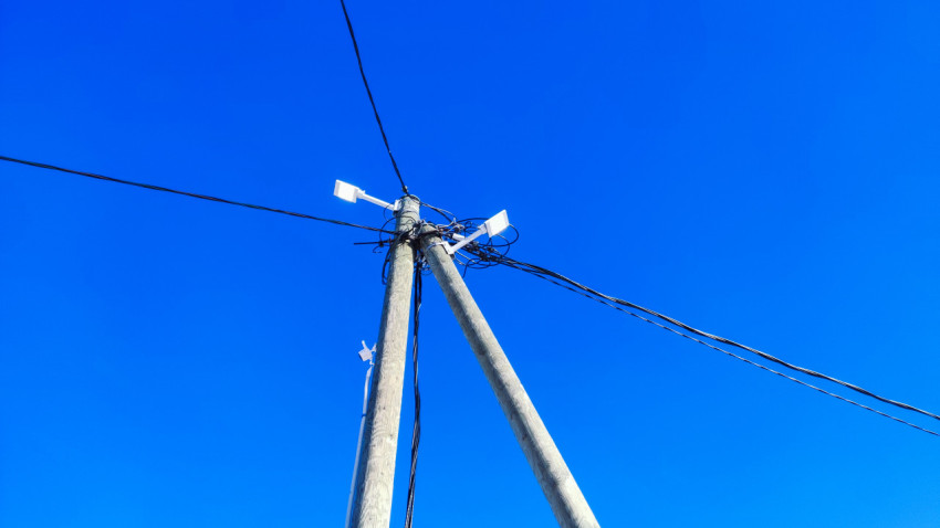 Опора электросети с приборами связи и проводами