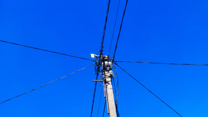 Опора электросети с распределением проводов на жилой улице