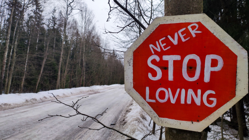 Мотивирующий уличный знак в зимнем лесу