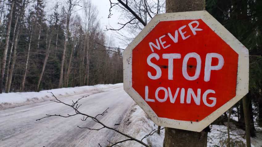 Самодельный мотивационный знак у зимней дороги