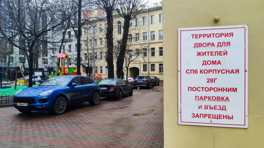 Двор жилого дома с парковкой и детской площадкой на Корпусной улице