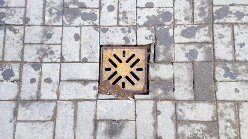 Ливнеприёмник в тротуарной плитке