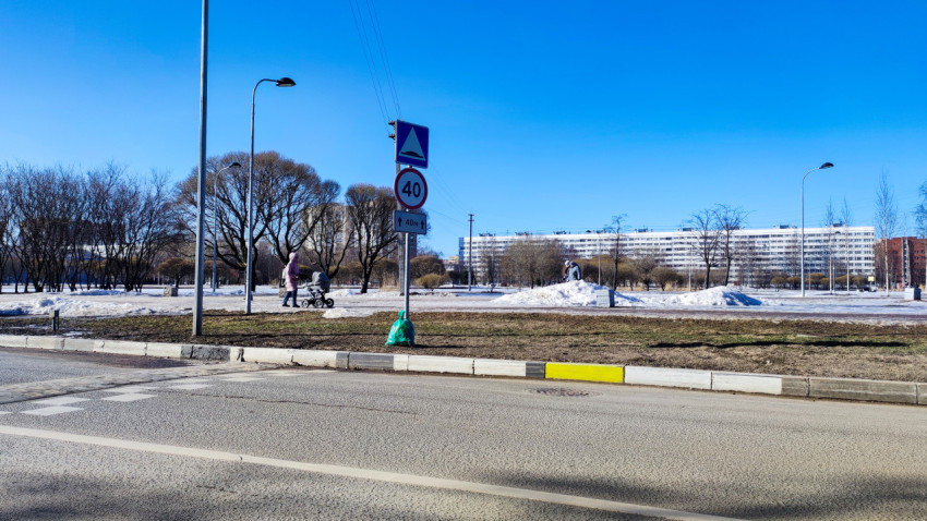 Пешеходная зона и дорожные знаки в жилом районе