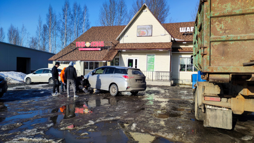 Автомобили и люди у магазина «Пиволэнд»