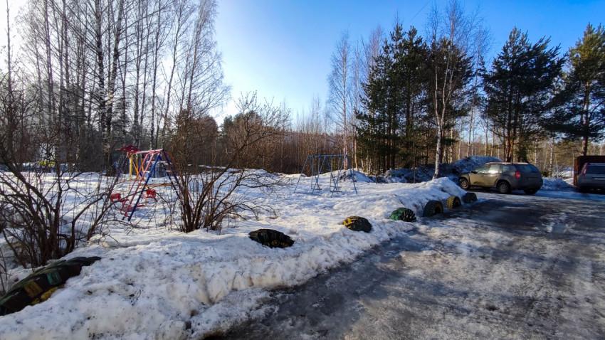 Зимняя детская площадка у жилого квартала