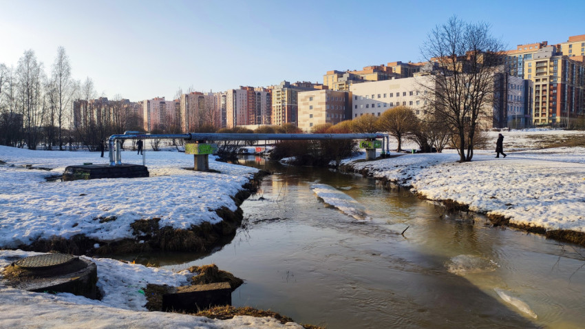 Небольшая река в жилом районе с трубопроводом через водоток