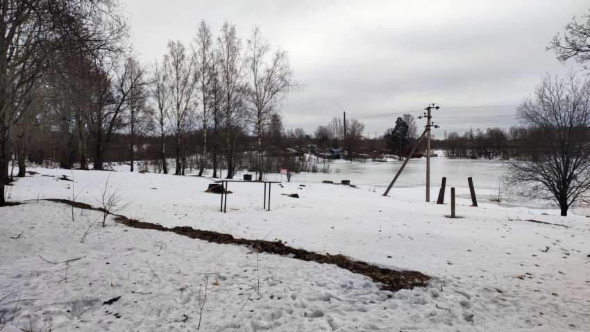 Линия электропередачи и заснеженный берег реки зимой