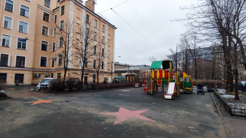 Детская площадка во дворе исторического жилого дома