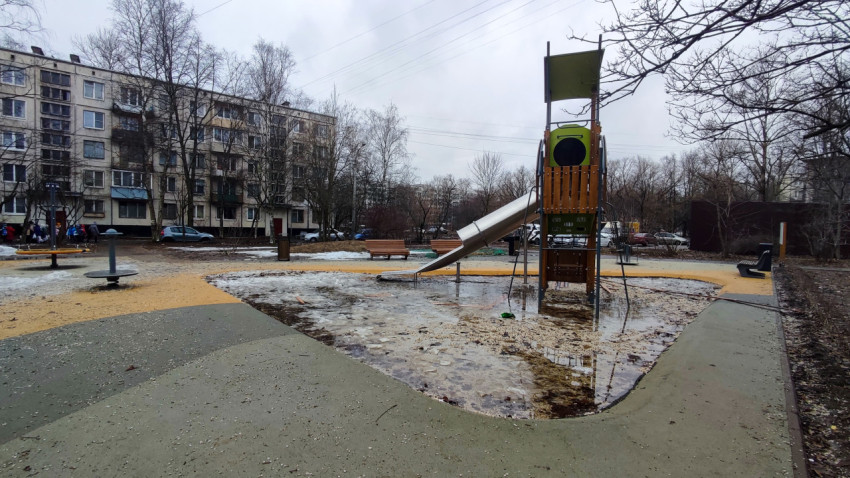 Замёрзшая вода и строительные материалы на детской площадке