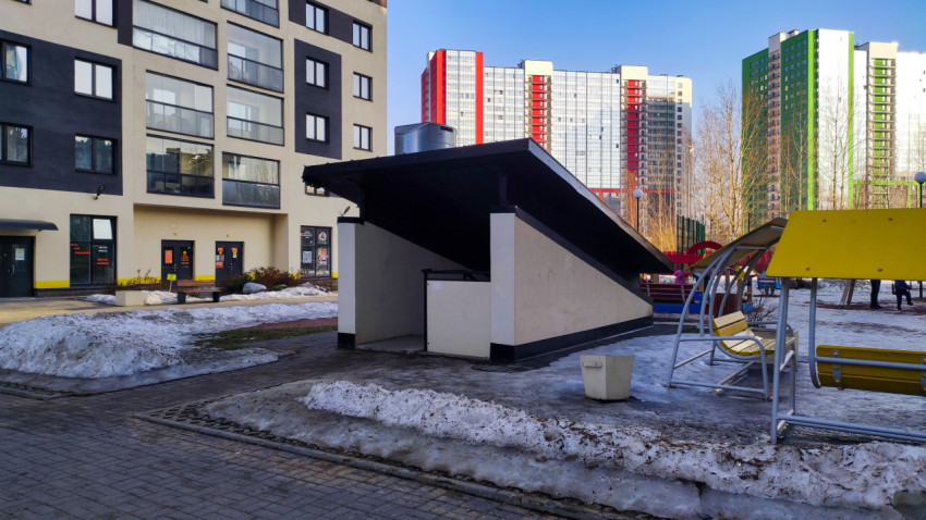 Подземный вход во дворе жилого комплекса и зона отдыха