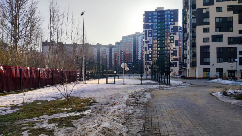 Спортивная площадка во дворе жилых домов