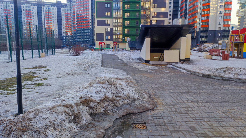 Дворовая дорожка и вход к подземному паркингу