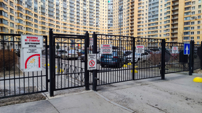 Металлические ворота и парковка во дворе жилого комплекса