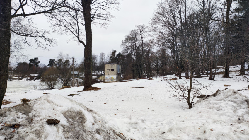 Старое здание у лесопарковой зоны зимой