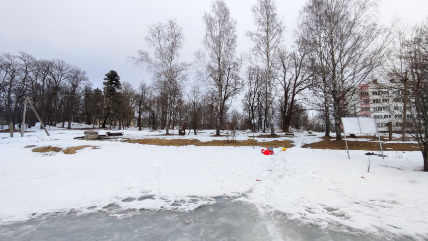 Заснеженный парк у жилых домов зимой