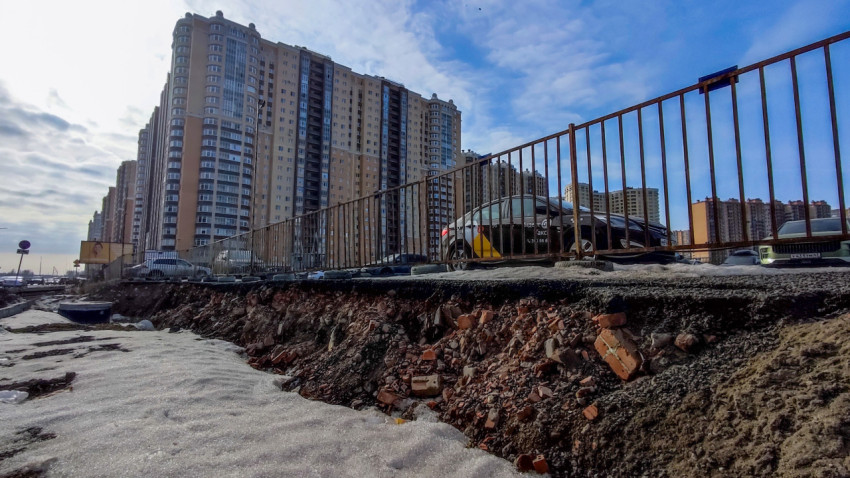 Городская улица с высоким жилым комплексом и размытым грунтом