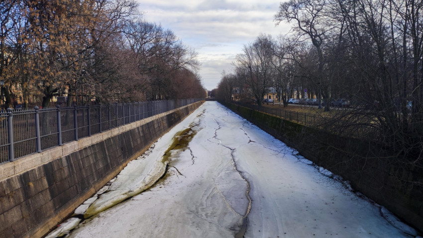Замёрзший канал в парковой зоне Кронштадта
