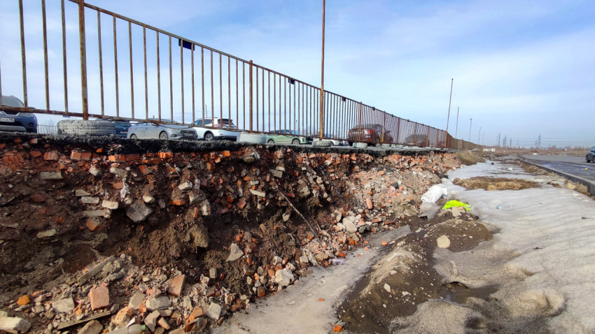 Участок дороги с обнажённым кирпичным грунтом и линией ограждения