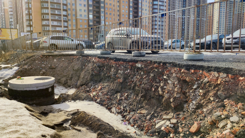 Городской разрез грунта с бетонным колодцем и ограждением