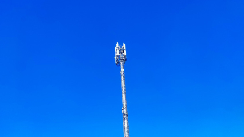 Антенна базовой станции связи на опоре