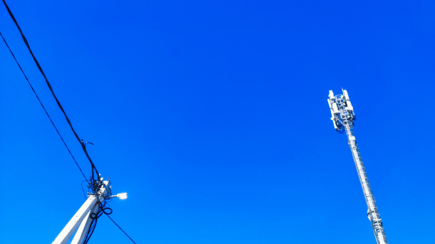 Опора освещения и телекоммуникационная мачта