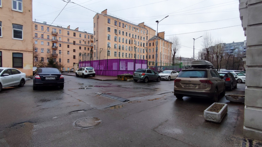 Парковка у жилых домов с ограждением спортивной площадки