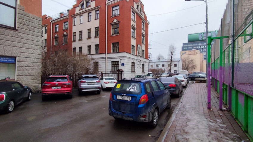 Парковка у краснокирпичного дома с элементами модерна