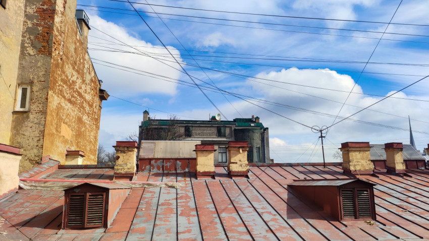 Виды старых крыш и фасада здания с дореволюционной надписью