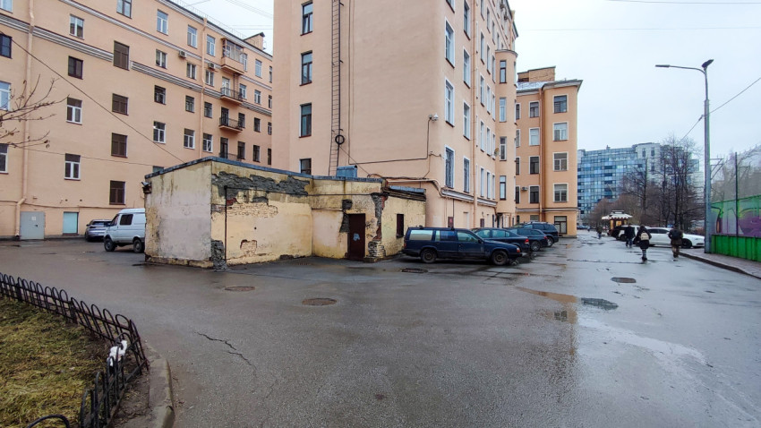 Старый хозяйственный блок во дворе жилого дома