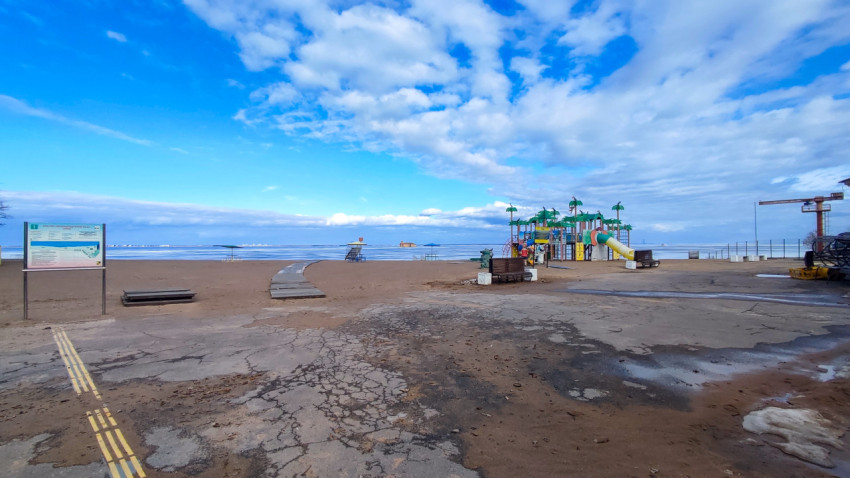 Пляж Кронштадта с настилом и видом на детскую площадку