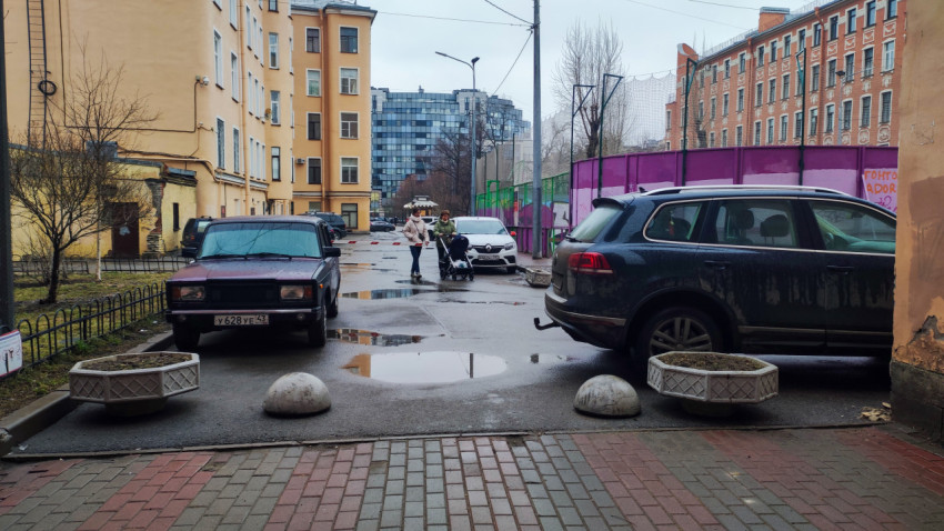 Проходной двор с парковкой и жильём советского периода