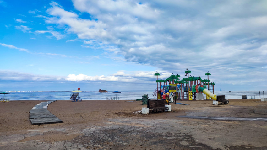 Детская площадка на пляже Кронштадта у Финского залива