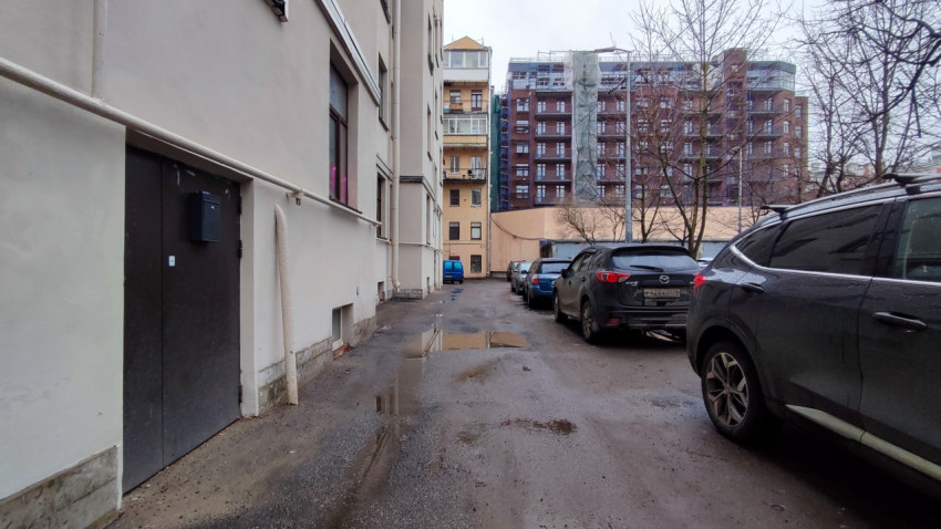 Проезд между жилыми домами с припаркованными автомобилями