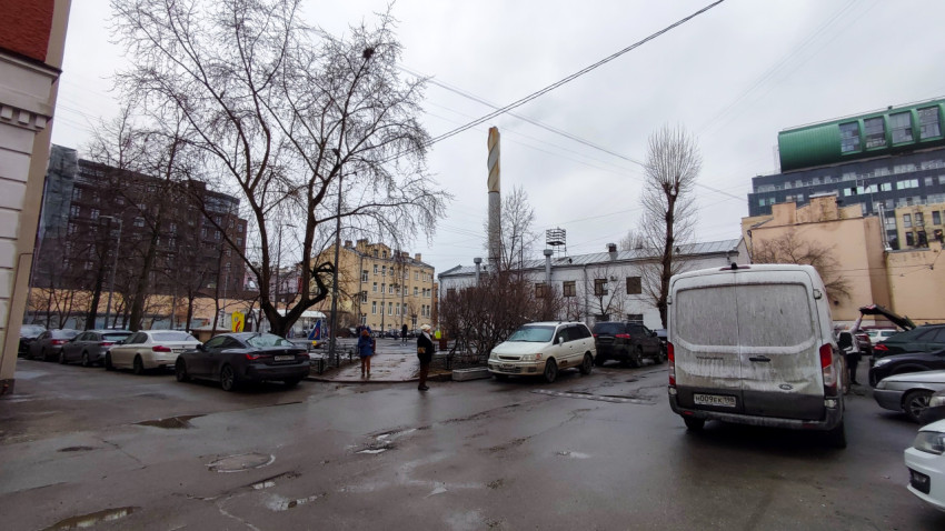 Парковка автомобилей у жилых домов с заводской трубой