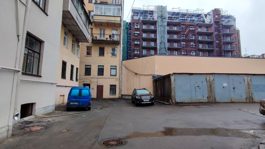 Внутренний двор жилого квартала с гаражами и парковкой