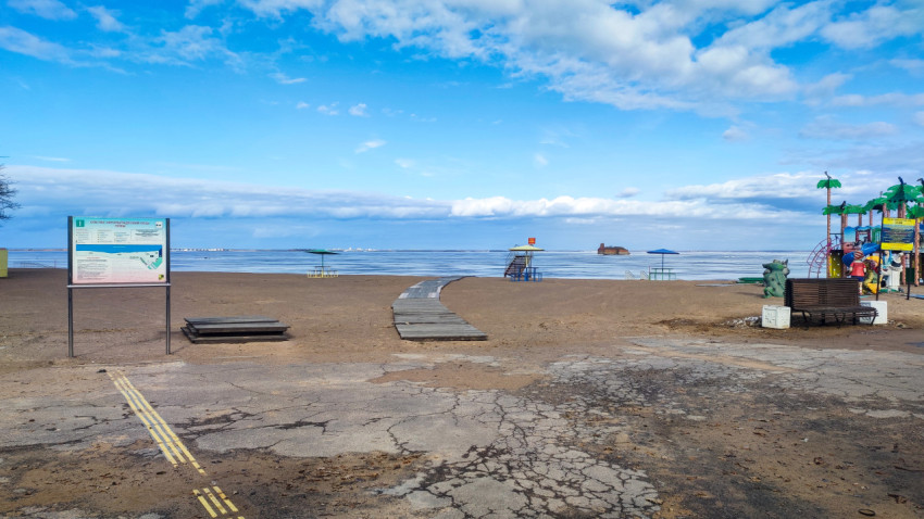 Вид пляжа Кронштадта и морская оборонительная структура
