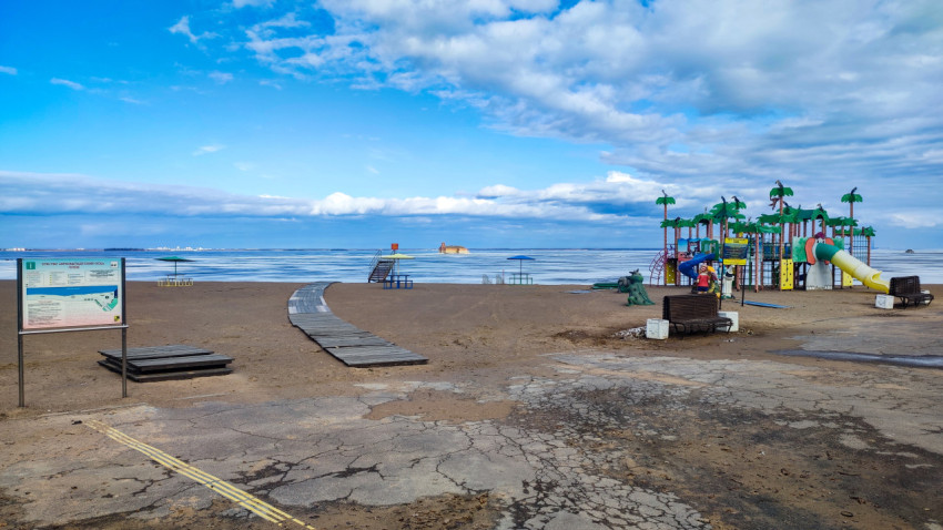 Пляж Кронштадта с настилом и стендом у входа