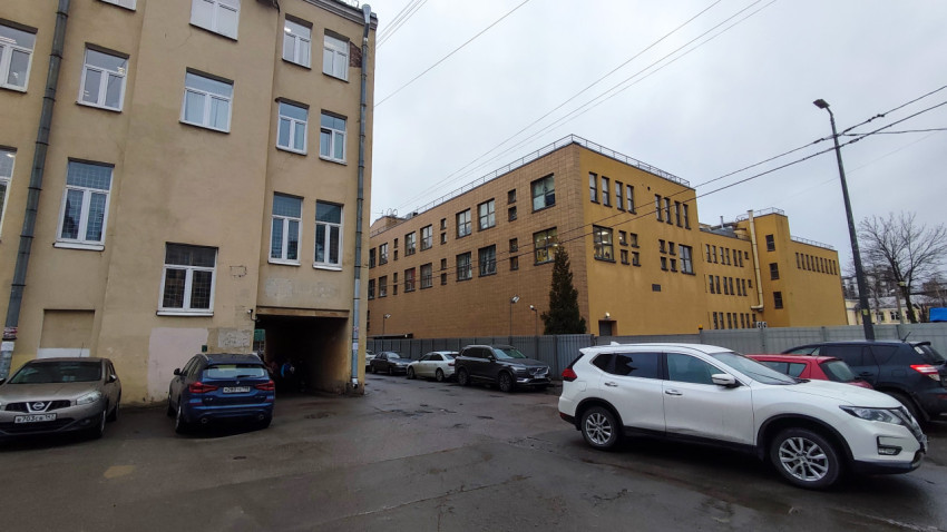 Въезд во двор и здания административного квартала