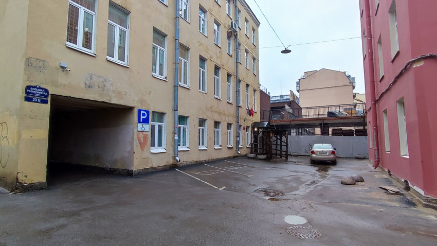 Двор на Большой Разночинной улице с парковкой и флагом