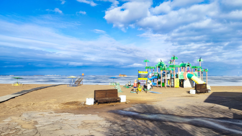 Песчаный пляж Кронштадта с игровой зоной и настилом к Финскому заливу