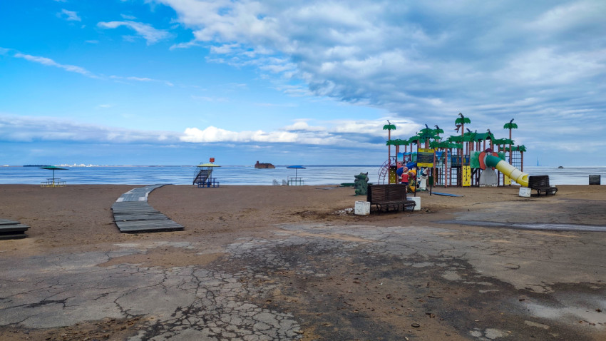 Городской пляж Кронштадта с настилом и зоной отдыха