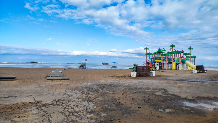 Пляж Кронштадта с настилом и детской зоной отдыха