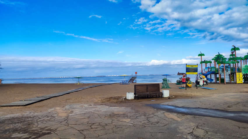 Городской пляж Кронштадта с детской площадкой у Финского залива